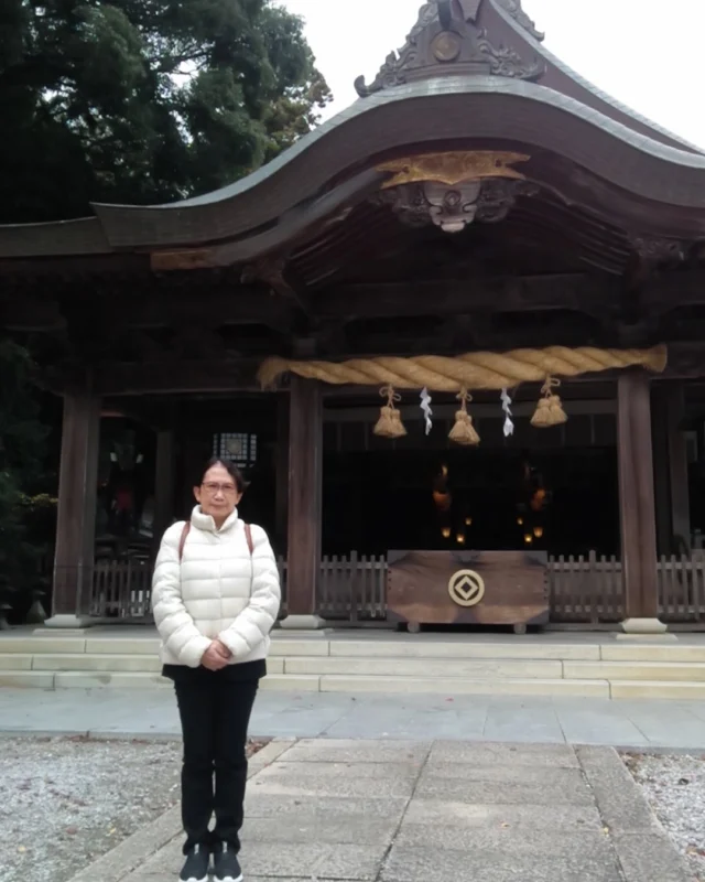 お仕事を始める前に地元にある四国の愛媛県　宇和島市にある和霊神社（われいじんじゃ）へお参りに来ました！！パワーアップ！！

こんにちは！マネージャーのロクさんです✨

いつもご覧いただきありがとうございます！！🙇‍♂️😛​

この日は令和４年寅年の１１月半ばで寒かったです。

自宅除霊の依頼を受けてここまで来ました。

✨スピリチュアルパワースポット✨

・主祭神　
山家清兵衛公頼命
やんべせいべえきんよりのみこと

当和霊神社は宇和島藩祖伊達秀宗の家老山家清兵衛公頼公の御霊をお祀りしております。
祭神清兵衛公は仙台伊達政宗の長子秀宗が父と共に出陣した関が原の役、大阪冬の陣の戦功により徳川家より宇和島十万石を賜ったおり、父政宗が若輩の秀宗を案じ自身の信頼する清兵衛公をその家老に抜擢し随伴させました。 

当時宇和島は相次ぐ戦乱や領主の悪政により疲弊困憊し惨憺たる状態であった中、生来純忠篤実な清兵衛公はよく藩主を補佐し藩費の節約をはじめ租税の軽減、産業の奨励、武備の充実など逐次推進された結果、民生は安定し、藩政は大いに刷新されました。

その結果清兵衛公の徳望は生き神の如く仰がれました。
しかしこの事は却って一部の藩士から妬まれ反感を買い、遂に元和六年六月二十九日夜、彼等一味の兇刃に倒れその生涯を閉じました。 

其の後、清兵衛公を敬仰する藩民をはじめ藩主藩士に至るまで清兵衛公の御霊を和め奉らんと小祠を建て崇敬の誠を捧げ、承応二年六月二十三・二十四日に朝廷より承認を経て正式に山頼和霊神社として承祀されました。 爾来霊験あらたかにして神威益々の発展の一途をたどりましたが昭和二十年七月二十八日、宇和島空襲によって社殿全域灰燼に帰しましたが広大無辺のご神徳のもと奉賛会の赤誠により逸早く復興にかかり次々に境内は復興され旧に増す荘厳さと殷賑を極め日本各地の和霊信仰の総本社として尊崇を集めています。

ご利益がありますように🙇‍♂️😛

📍茨城県土浦市Medium-spiritual
🚃JR常磐線荒川沖駅下車　西口から徒歩５分💌霊視鑑定・スピリチュアルカウンセリングのご予約は @mediumibaraki 🔗から
対面・電話・オンライン🆗
#霊障害
#除霊
#電話鑑定
#スピリチュアル
#霊能者
#茨城県
#和霊神社⛩️
#パワースポット
#霊視鑑定
#星占い