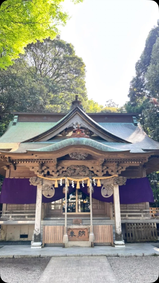 自宅除霊の依頼を受けてここまで来ました。

お仕事を始める前に地元にある茨城県日立市にある泉神社（イズミじんじゃ）へお参りに来ました！！パワーアップ！！

依頼者自宅に古井戸があり、障りありとのことで地下水がわくこちらの神社で力をいただきたく参りました。🙇‍♂️

こんにちは！マネージャーのロクさんです✨

いつもご覧いただきありがとうございます！！🙇‍♂️😛​

✨スピリチュアルパワースポット✨

御祭神

天速玉姫命（アメノハヤタマヒメノミコト）

泉神社は人皇第十代崇神天皇の御代、宇治四九年（紀元前四二年）にこの地方に鎮祀されたと伝えられている。
延喜式内社の由緒深い旧郷社である。
久自國造船瀬宿禰（くじのみやつこ　ふなせしゅくね）の奏請により、大臣伊香色雄（いかがしこおのみこと）が勅命を受けての久自の国に至り、天速玉姫命を祭祀して、久自の国に至り、天速玉姫命を祭祀して、久自の国の総鎮守としたことが泉神社の創立である。

社記に「上古霊玉此地に天降り霊水湧騰して泉をなす号けて泉川云ひ霊玉を以て神体とする」とある。 ご祭神はこの霊玉を神格化した天速玉姫命をお祀りしている。
「東夷の荒賊を平討する」最前線基地としての地域性を反映し、古くから多くの武将が祈祷に参拝している。
特に、後奈良天皇の御代、享禄三年（一五三〇年）九月に書かれた棟礼には、佐竹義篤が泉神社を崇敬し社殿を修造したと記録されている。残念なことに、享和二年（一八〇二年）社殿が焼失し、旧記録を始め宝物などが散逸してしまった。
現在の社殿は氏子らの浄財により昭和五八年（一九八三年）五月に再建されたものである。

ご利益がありますように🙇‍♂️😛

📍茨城県土浦市Medium-spiritual
🚃JR常磐線荒川沖駅下車　西口から徒歩５分💌霊視鑑定・スピリチュアルカウンセリングのご予約は @mediumibaraki 🔗から
対面・電話・オンライン🆗
#霊障害
#除霊
#電話鑑定
#スピリチュアル
#霊能者
#茨城県
#泉神社⛩ 
#日立市
#パワースポット
#霊視鑑定
#星占い