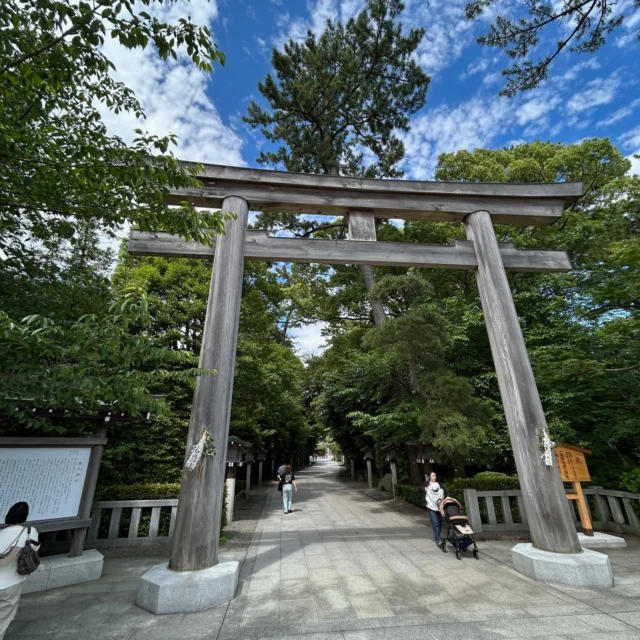 自宅除霊の依頼を受けてここまで来ました。

お仕事を始める前に地元にある神奈川県寒川町にある寒川神社（さむかわじんじゃ）へお参りに来ました！！パワーアップ！！

依頼者自宅の鬼門を封じ込むため、障りありとのことでお力を頂きたくこちらの神社で力をいただきたく参りました。🙇‍♂️

こんにちは！マネージャーのロクさんです✨

いつもご覧いただきありがとうございます！！🙇‍♂️😛​

✨スピリチュアルパワースポット✨

寒川神社は、相模國一之宮と称され、全国唯一の八方除の守護神として約千六百年の歴史を持つ神社です。古くは朝廷をはじめ、源頼朝、武田信玄、徳川家代々、さらには民間と幅広い信仰を受けてきました。現在は八方除の限りない御神徳を戴くために、全国各地から崇敬者が集まります。

御祭神
寒川比古命（さむかわひこのみこと）
寒川比女命（さむかわひめのみこと）
二柱の神を祀り、寒川大明神と奉称しています。

御由緒
雄略天皇（四五六～四七九）の御代に奉幣、また神亀四年（七二七）社殿建立と伝える記録があり、少なくとも約千六百年の歴史を有します。

所在地

〒２５３ｰ０１９５神奈川県高座郡寒川町宮山３９１６

0467 - 75 - 0004
寒川神社社務所

ご利益がありますように🙇‍♂️😛

📍茨城県土浦市Medium-spiritual
🚃JR常磐線荒川沖駅下車　西口から徒歩５分💌霊視鑑定・スピリチュアルカウンセリングのご予約は @mediumibaraki 🔗から
対面・電話・オンライン🆗
#霊障害
#除霊
#電話鑑定
#スピリチュアル
#霊能者
#神奈川県
#寒川神社⛩
#寒川町
#パワースポット
#霊視鑑定
#星占い