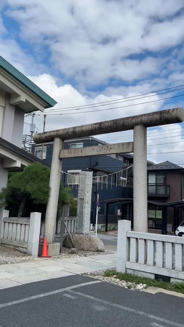 自宅除霊の依頼を受けてここまで来ました。

お仕事を始める前に地元にある小岩神社(五社大明神)へお参りに来ました！！パワーアップ！！

依頼者自宅の霊障害を封じ込むため、障りありとのことでお力を頂きたくこちらの神社で力をいただきたく参りました。🙇‍♂️

こんにちは！マネージャーのロクさんです✨

いつもご覧いただきありがとうございます！！🙇‍♂️😛​

✨スピリチュアルパワースポット✨

小岩の地は下総国の国府（市川市国府台付近）に程近く早くから開発が進みましたが、鎌倉時代にこの一帯を治めて　いた御家人葛西清重を祖とする同氏によって伊勢神宮に寄進され『葛西御厨』と称されました。 以来　崇敬心篤い下　小岩村に、 天文五年(1536) 『五社大明神』『五社明神社』と呼ばれ広く尊崇を集めておりました当神社を下総国行　徳より遷座し、小岩の総鎮護さまとして篤くお祀りすることとなりました。

御祭神

天照皇大御神　住吉大神　天児屋根大神　八幡大神　衣通姫大神

小岩神社
〒133-0052
東京都江戸川区東小岩6-15-15
TEL.03-3657-6168

ご利益がありますように🙇‍♂️😛

📍茨城県土浦市Medium-spiritual
🚃JR常磐線荒川沖駅下車　西口から徒歩５分💌霊視鑑定・スピリチュアルカウンセリングのご予約は @mediumibaraki 🔗から
対面・電話・オンライン🆗
#霊障害
#除霊
#電話鑑定
#スビリチュアル 
#占い
#霊能者
#小岩神社
#江戸川区
#パワースポット
#霊視鑑定
#星占い