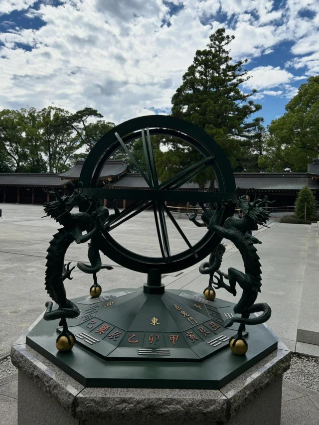 自宅除霊の依頼を受けてここまで来ました。

お仕事を始める前に地元にある神奈川県寒川町にある寒川神社（さむかわじんじゃ）へお参りに来ました！！パワーアップ！！

依頼者自宅の鬼門を封じ込むため、障りありとのことでお力を頂きたくこちらの神社で力をいただきたく参りました。🙇‍♂️

こんにちは！マネージャーのロクさんです✨

いつもご覧いただきありがとうございます！！🙇‍♂️😛​

✨スピリチュアルパワースポット✨

寒川神社は、相模國一之宮と称され、全国唯一の八方除の守護神として約千六百年の歴史を持つ神社です。古くは朝廷をはじめ、源頼朝、武田信玄、徳川家代々、さらには民間と幅広い信仰を受けてきました。現在は八方除の限りない御神徳を戴くために、全国各地から崇敬者が集まります。

御祭神
寒川比古命（さむかわひこのみこと）
寒川比女命（さむかわひめのみこと）
二柱の神を祀り、寒川大明神と奉称しています。

御由緒
雄略天皇（四五六～四七九）の御代に奉幣、また神亀四年（七二七）社殿建立と伝える記録があり、少なくとも約千六百年の歴史を有します。

所在地

〒２５３ｰ０１９５神奈川県高座郡寒川町宮山３９１６

0467 - 75 - 0004
寒川神社社務所

ご利益がありますように🙇‍♂️😛

📍茨城県土浦市Medium-spiritual
🚃JR常磐線荒川沖駅下車　西口から徒歩５分💌霊視鑑定・スピリチュアルカウンセリングのご予約は @mediumibaraki 🔗から
対面・電話・オンライン🆗
#霊障害
#除霊
#電話鑑定
#スピリチュアル
#霊能者
#神奈川県
#寒川神社⛩
#寒川町
#パワースポット
#霊視鑑定
#星占い