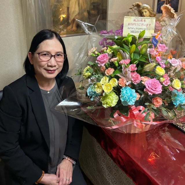 こんにちは！マネージャーのロクさんです✨

いつもご覧いただきありがとうございます！！🙇‍♂️😛

お客様からお祝いをいただきました！

綺麗な花束「祝２０周年ありがとうございます」感謝の言葉とともに頂き心が和みました。

ありがとうございます！

📍茨城県土浦市Medium-spiritual
🚃JR常磐線荒川沖駅下車　西口から徒歩５分💌霊視鑑定・スピリチュアルカウンセリングのご予約は @mediumibaraki 🔗から
対面・電話・オンライン🆗
TEL 080-6557-1598
Instagramもフォローいただけると嬉しいです。これからどうぞ宜しくお願いします🙏
👦マネージャー六さん
#霊媒師
#霊障害
#霊障
#除霊
#電話鑑定
#スピリチュアルカウンセリング
#婚活
#精神障害
#占い
#霊能者
#浄霊
#スピリチュアル