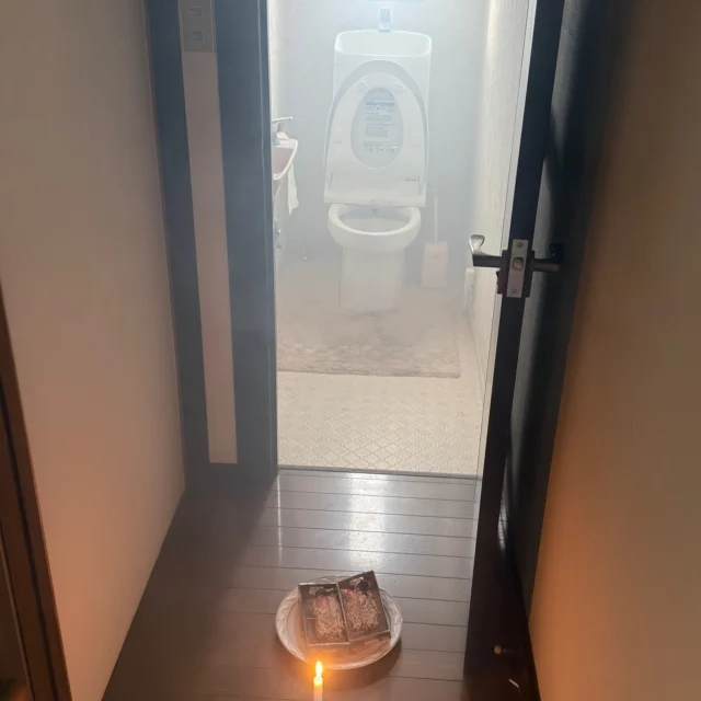 こんにちは！マネージャーのロクさんです✨

いつもご覧いただきありがとうございます！！🙇‍♂️😛

今回紹介する写真は除霊三日目の写真になります！

何か感じる方、見える方あれどこちらから何かあるところは指摘致しません。

本来見える力がある方のみ見えるからです。

霊障害がある現場であります。

苦手な方はご遠慮ください。

依頼の経緯はこの自宅のご主人がお亡くなりになり、その息子様＜依頼者＞の子供に霊障害があり除霊する事となりました。

📍茨城県土浦市Medium-spiritual
🚃JR常磐線荒川沖駅下車　西口から徒歩５分💌霊視鑑定・スピリチュアルカウンセリングのご予約は @mediumibaraki 🔗から
対面・電話・オンライン🆗
TEL 080-6557-1598
Instagramもフォローいただけると嬉しいです。これからどうぞ宜しくお願いします🙏
👦マネージャー六さん
#霊媒師
#霊障害
#霊障
#除霊
#電話鑑定
#スピリチュアルカウンセリング
#婚活
#精神障害
#占い
#霊能者
#浄霊
#スピリチュアル